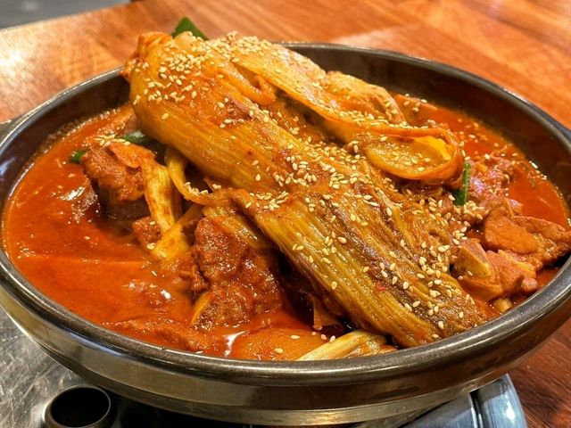 꽃이 만개한 물의 정원