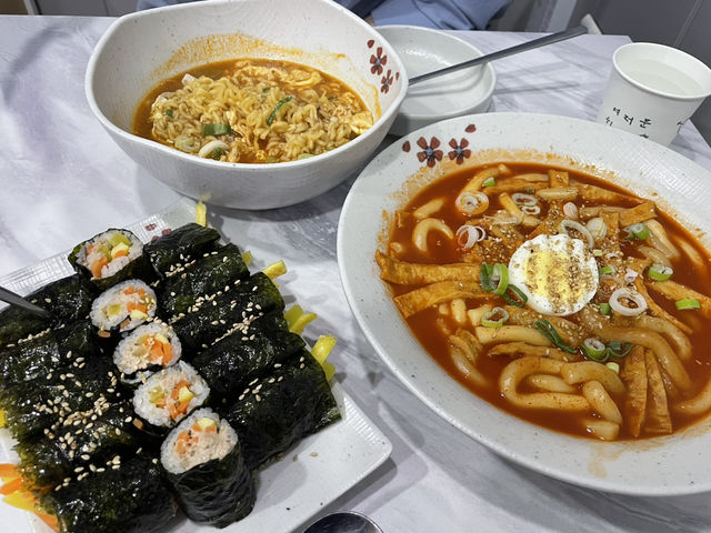 여기 꼬마김밥은 잊을 수 없는 맛입니다. 