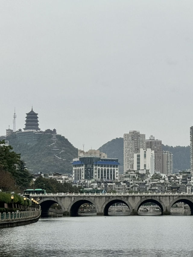 Urban Wandering in Guiyang: A Day by the River and at Dongshan Temple