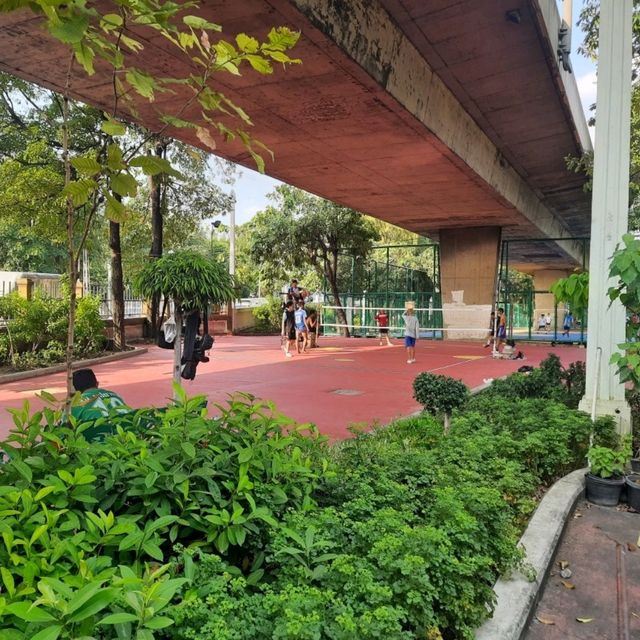 泰國曼谷湄南河畔綠洲公園景點:Chaloem Phra Kiat Forest Park，適合拍照打卡親子遊