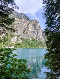 阿爾卑斯山的珍珠，東多洛米蒂的絕美景點：布萊埃斯湖 Lago di Braies