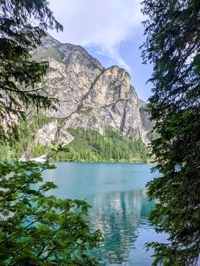 阿爾卑斯山的珍珠，東多洛米蒂的絕美景點：布萊埃斯湖 Lago di Braies