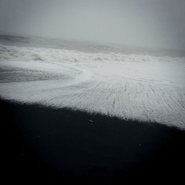 🇮🇸迷霧中的黑沙灘：冰島的神秘魅力之旅