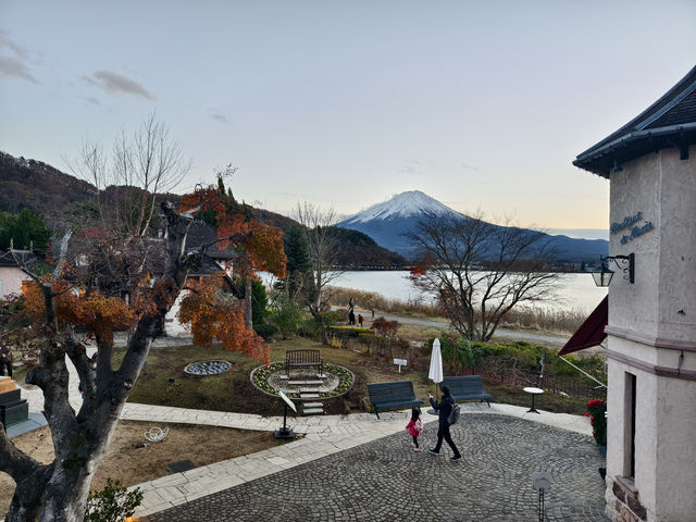 同時欣賞壯觀富士山及歐洲貴族喜愛的音樂盒