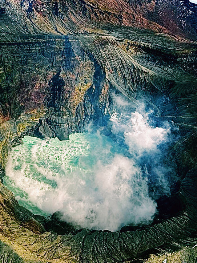驚艷之旅：阿蘇火山的壯麗景色與夜晚的高達奇觀