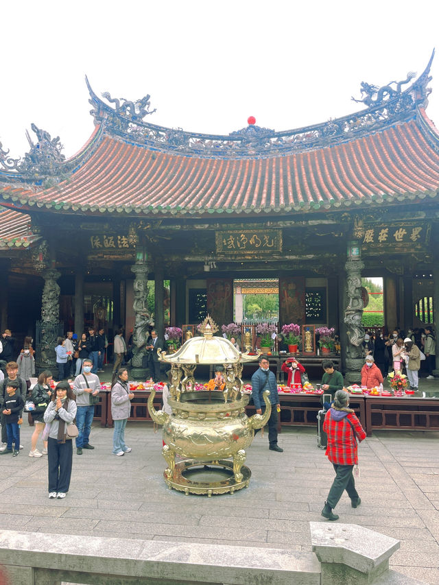 ขอพรแบบปังๆ ที่วัดหลงซาน | Longshan Temple