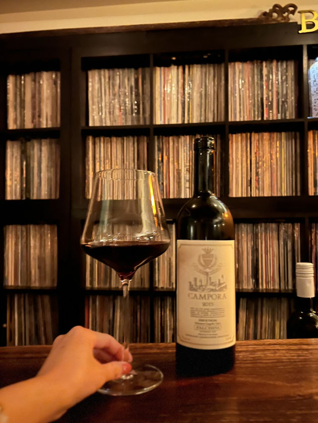【沖縄】レコードに囲まれたオシャレなBAR🔈