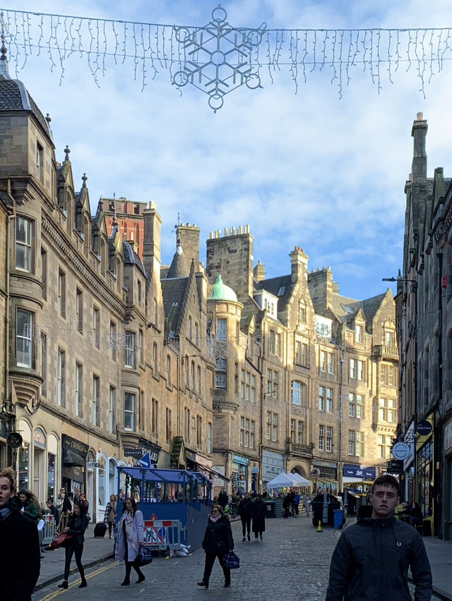 🏴󠁧󠁢󠁳󠁣󠁴󠁿 Royal Mile Edinburgh - Gem filled with pubs and shops ❤️