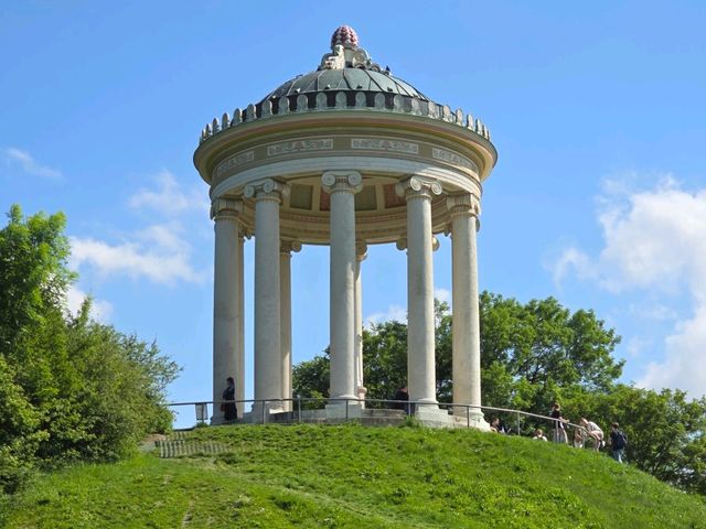 Monopteros（蒙多普特斯）－探索慕尼黑的古典魅力與壯麗景觀🏛️🌳，這是一個不容錯過的寶藏📸✨