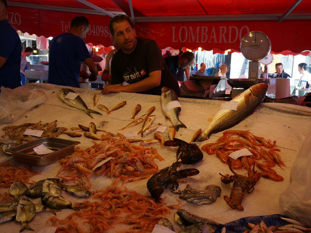 【イタリア・カターニア】活気あるのシチリア半島で最も大きい魚市場