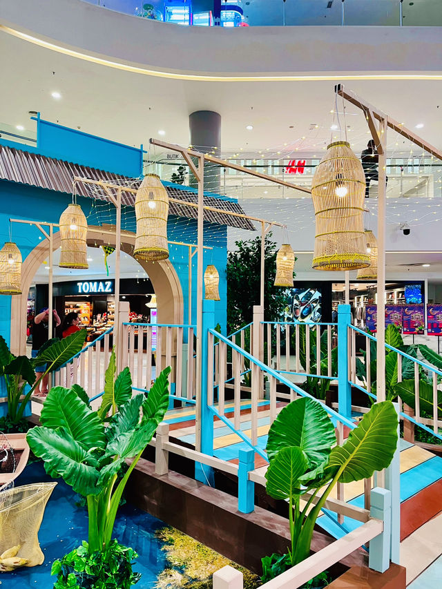“Quill Mall Glows in Blue: A Radiant Hari Raya Celebration”