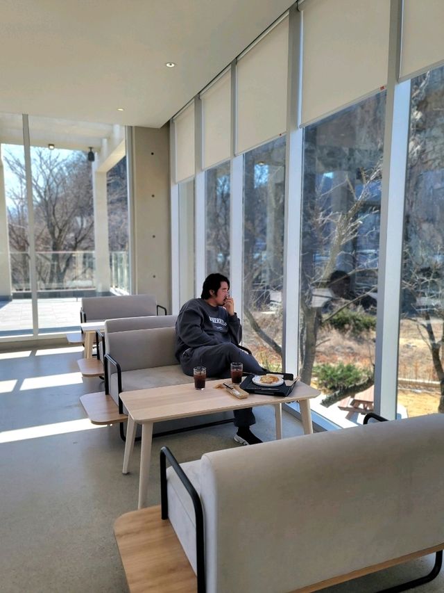 자연속 힐링하는 절벽뷰가 멋진 카페