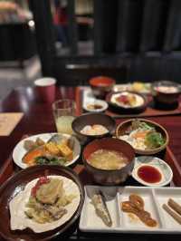 【青森×星野リゾート 青森屋】割烹着姿のお母さんが配膳してくれるビュッフェ