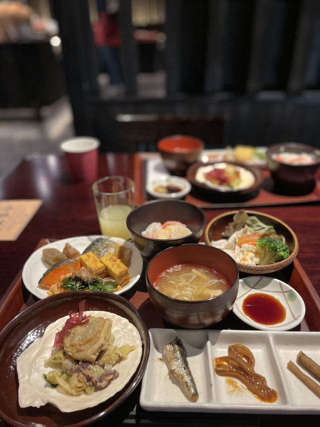【青森×星野リゾート 青森屋】割烹着姿のお母さんが配膳してくれるビュッフェ
