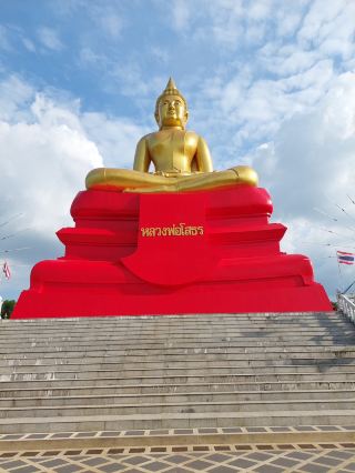 Request blessings from the giant Luang Por To in Pathum Thani.