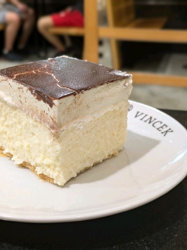 ザグレブで名物スイーツ「クレムシュニテ」を食べてみた！