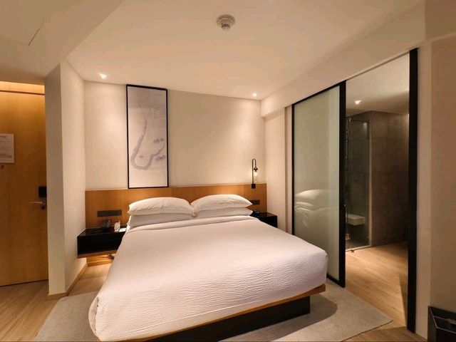 "Urban Simplicity with a Touch of Marriott Comfort"