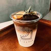 S-Curve Specialty Coffee : คาเฟ่สไตล์มินิมอล