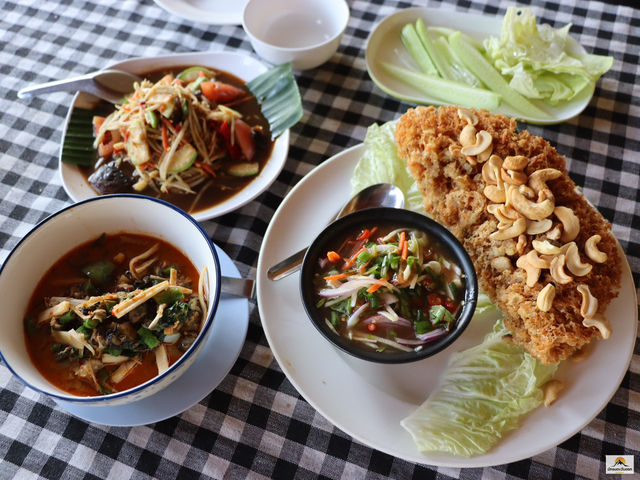 ร้านอาหารริมแก่ง 