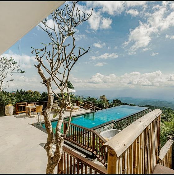 A Hidden Retreat Above the Clouds