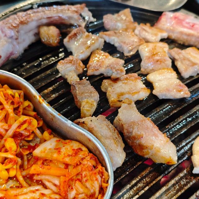 숯불에 구워먹는 뼈삼겹~고기데이트💖