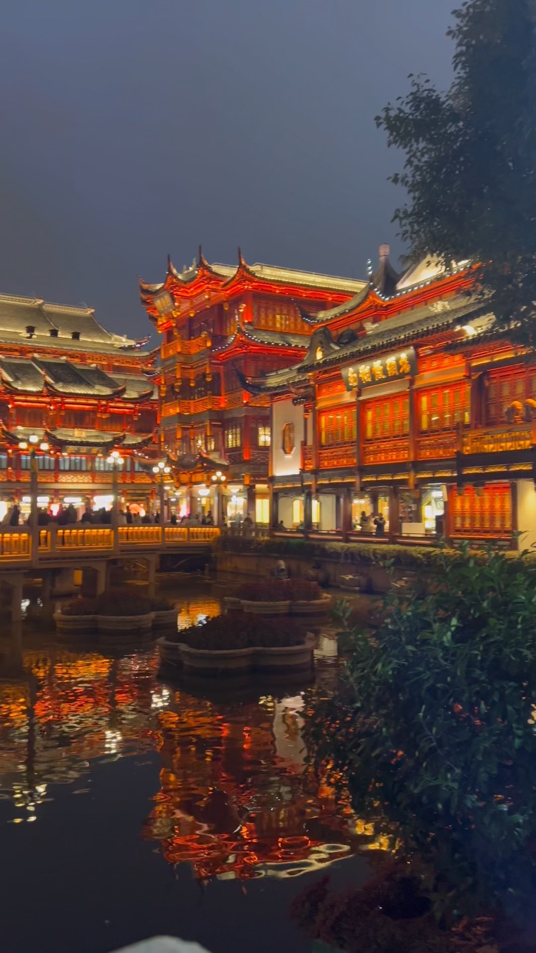 2025上海之旅✈️
如何從浦東機場前往上海
公共交通選擇多樣，例如計程車和地鐵。
但如果您想冒險一試，不妨試試磁浮列車！
只需7-8分鐘即可到達轉乘站。
列車出發後約10秒即可達到300公里/小時的速度。

磁浮列車：浦東機場 → 龍陽路站轉乘地鐵2號線 → 人民廣場站

地鐵2號線：浦東機場 → 人民廣場站

如何乘車
通過入境檢查後，請跟隨磁浮列車標識。
（中文：Maglev，英文：Maglev）
到達售票處後，您會找到無人售票機和人工售票處。
若您在售票處出示當日機票，可享有八折優惠，推薦您選擇此方式。

單程票價：50元（約1000日圓）
20折優惠：40元（約800日圓）

#上海 #中國 #亞洲旅遊