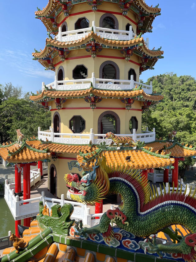 蓮池潭的觀光客必遊景點 💕蓮池潭龍虎塔