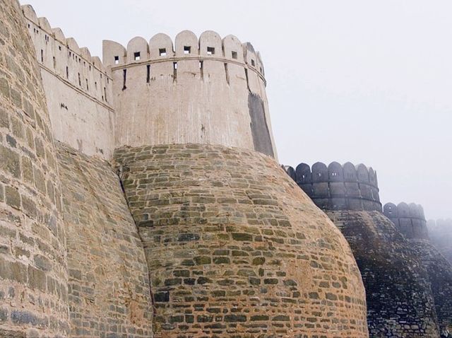 🏯 Kumbhalgarh: The Fortress That Touched the Sky and Echoed a Kingdom’s Spirit