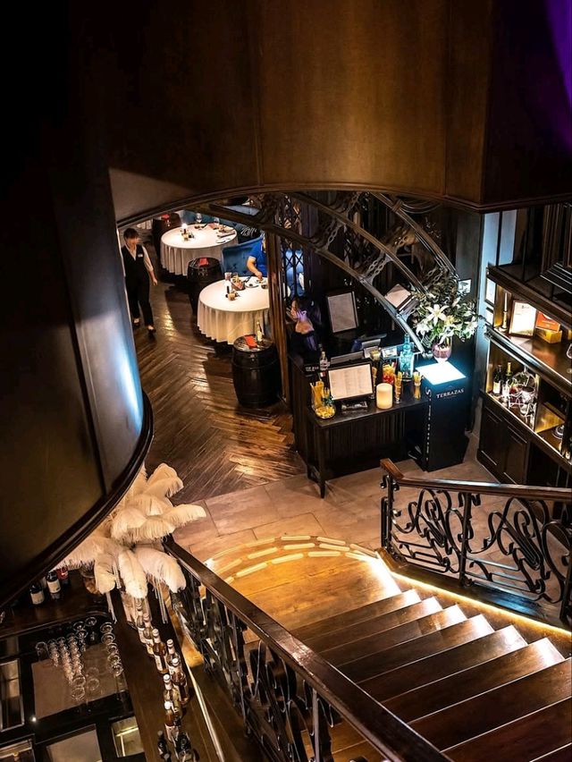 🎩 Step Into Vintage Luxury – Hotel Muse Bangkok 🏨🌃🍷