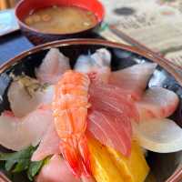 🐟早到才吃得到！名護漁港隱藏版海味食堂，生魚片新鮮厚切、魚湯鮮甜必點！