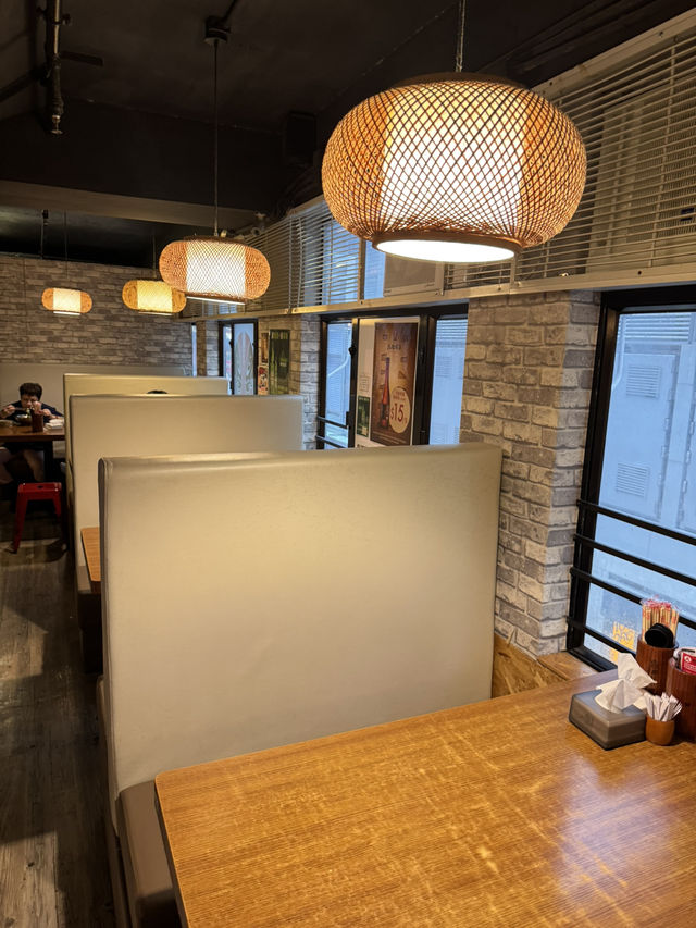 【香港】 藏在中環高樓大廈的重慶風瘋狂小面！