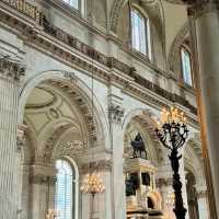 St. Paul's Cathedral, London: An Icon of Resilience and Grandeur! 🇬🇧✨
