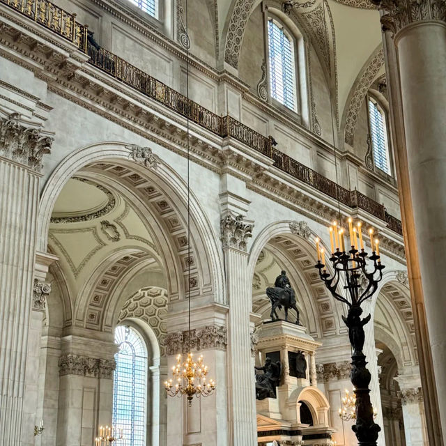 St. Paul's Cathedral, London: An Icon of Resilience and Grandeur! 🇬🇧✨