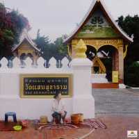 ตักบาตรเช้าหลวงพระบาง