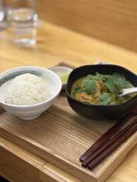 오픈 키친과 깔끔하고 밝은 분위기의 커리 맛집 ‘커리하우스 라사’