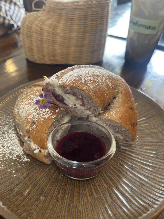 ร้านขนมปังที่แมส “Family crepe&bread 🥯🍞🥐🥨🥖