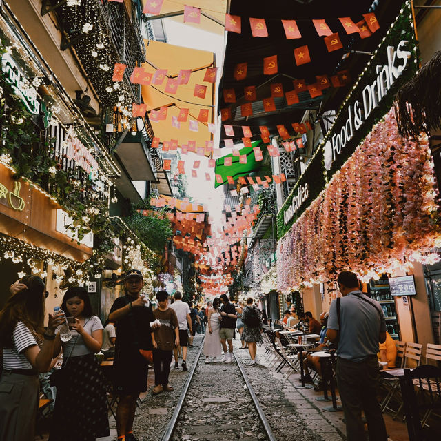 Hanoi Train Street- Vietnam 🇻🇳