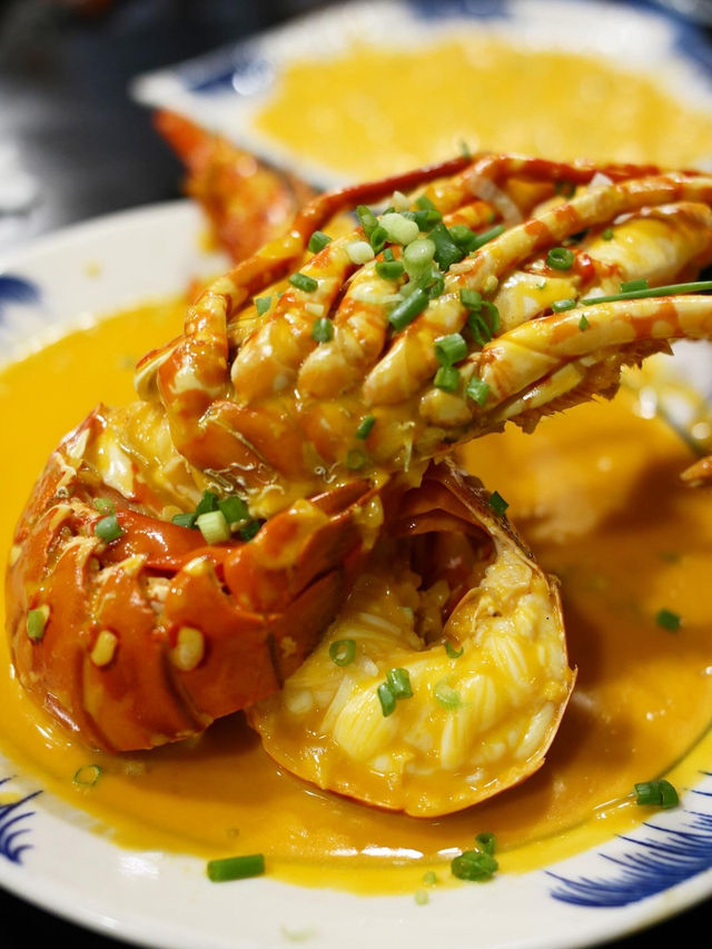 【峴港人氣海鮮餐廳🦀 專人桌邊剝蟹蝦、活海鮮現撈即煮，體驗感與鮮味同步拉滿！】