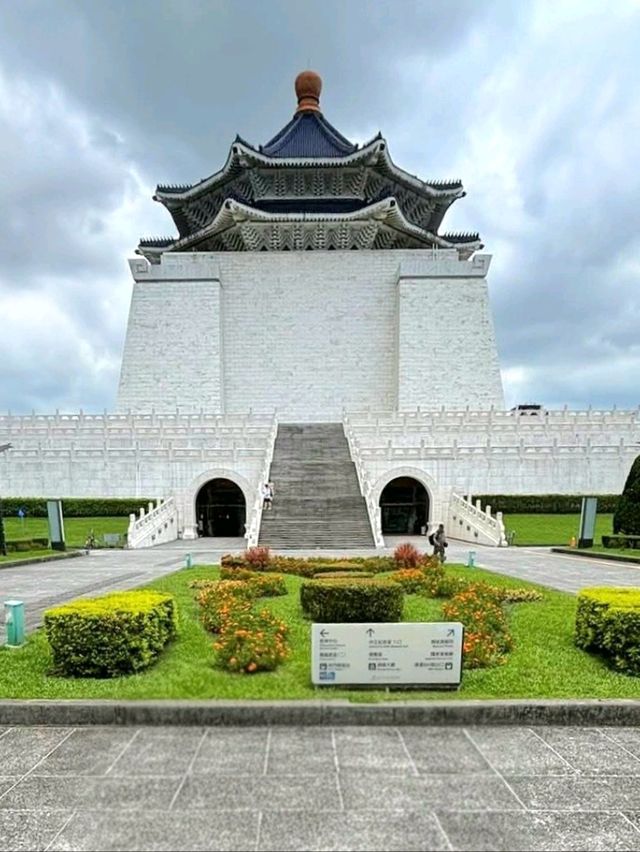 A Gentle Walk Through Chiang Kai-Shek Memorial Hall