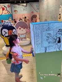 #互動展覽  👧🏻小朋友瞬間變成迷小小人，一齊進入香港漫畫場景！