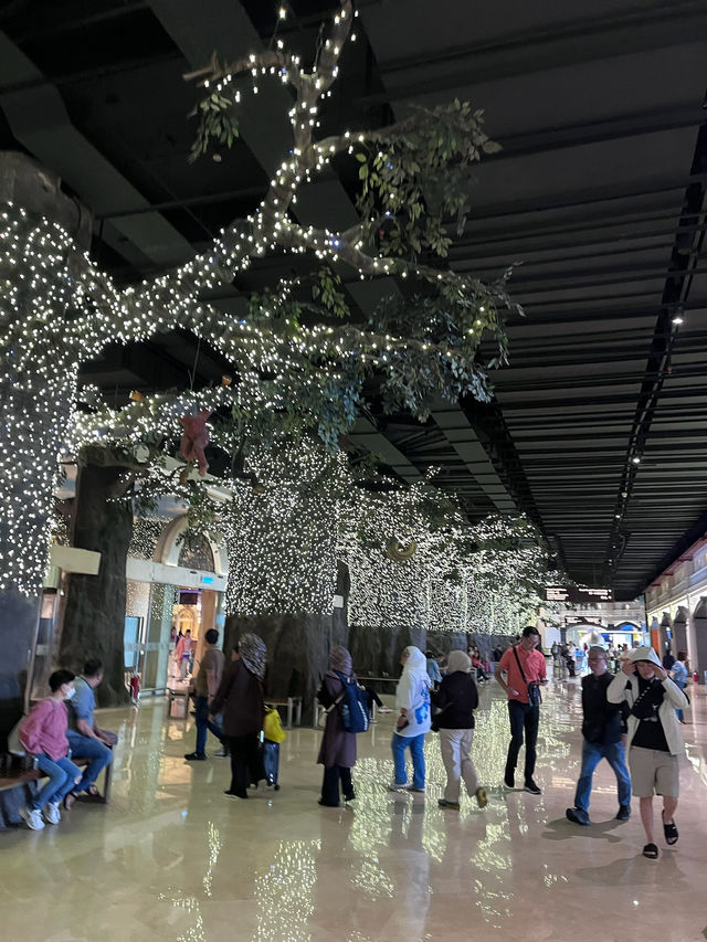 World’s Largest Welcome – First World Hotel Lobby Buzz