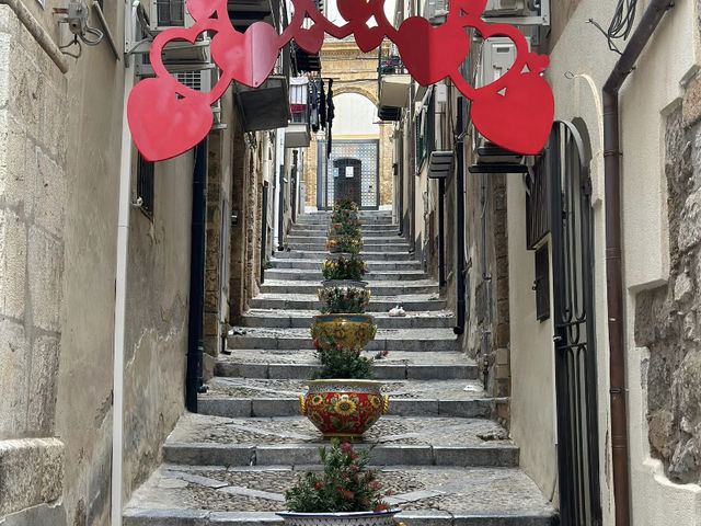 Cefalù, Italy: A Coastal Gem with History and Beauty! 🇮🇹🏖️