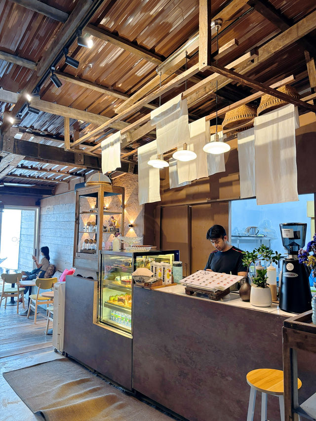 Ogi คาเฟ่ลับๆ ติดริมทะเล ที่อ่างศิลา