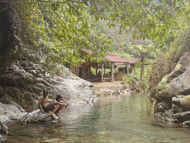 Discover Leuwi Hejo: Jakarta's Hidden Waterfall Oasis! 🌳💦