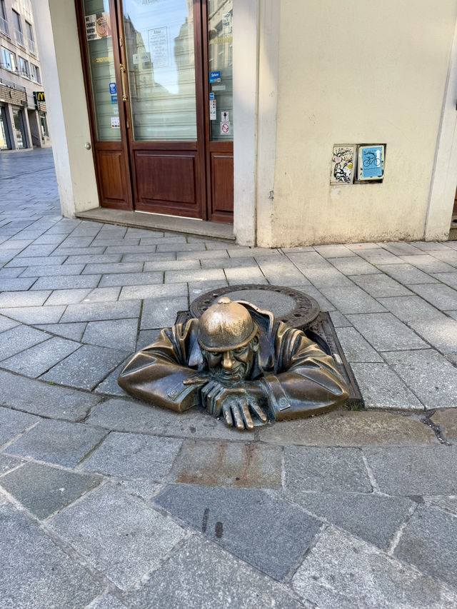 MEETING BRATISLAVA’S MOST FAMOUS STATUES! MEETING BRATISLAVA’S MOST FAMOUS STATUES!