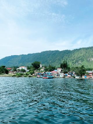 Perjalanan indah melalui Pulau Samosir: Dari Ambarita Pasar ke Tomok Hulu Sialagan