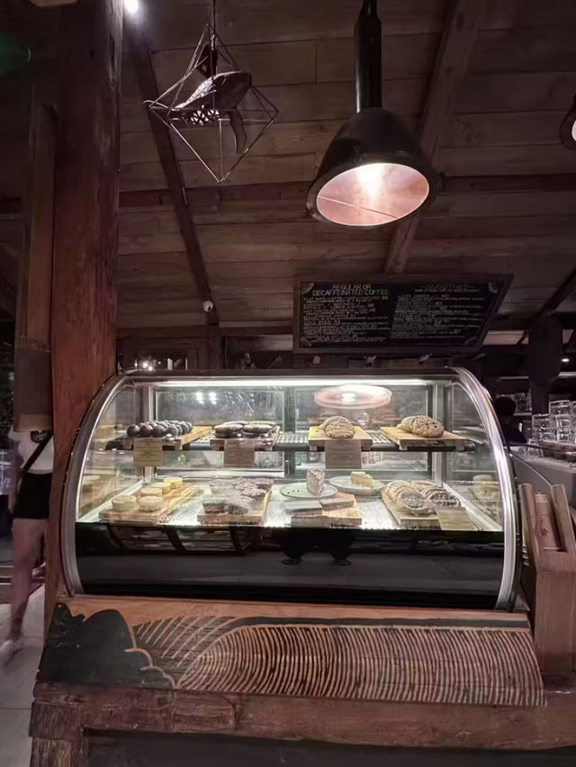 Drifter Cafe는 울루와뚜에서 꽤 유명한 서핑숍 겸 카페✨