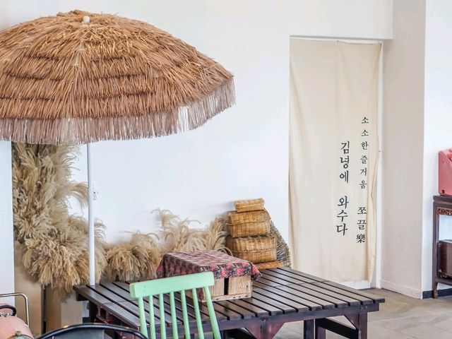 🇰🇷 제주 ‘카페 쪼끌락’ – 김녕 해변의 감성 스팟 🌊☕️
