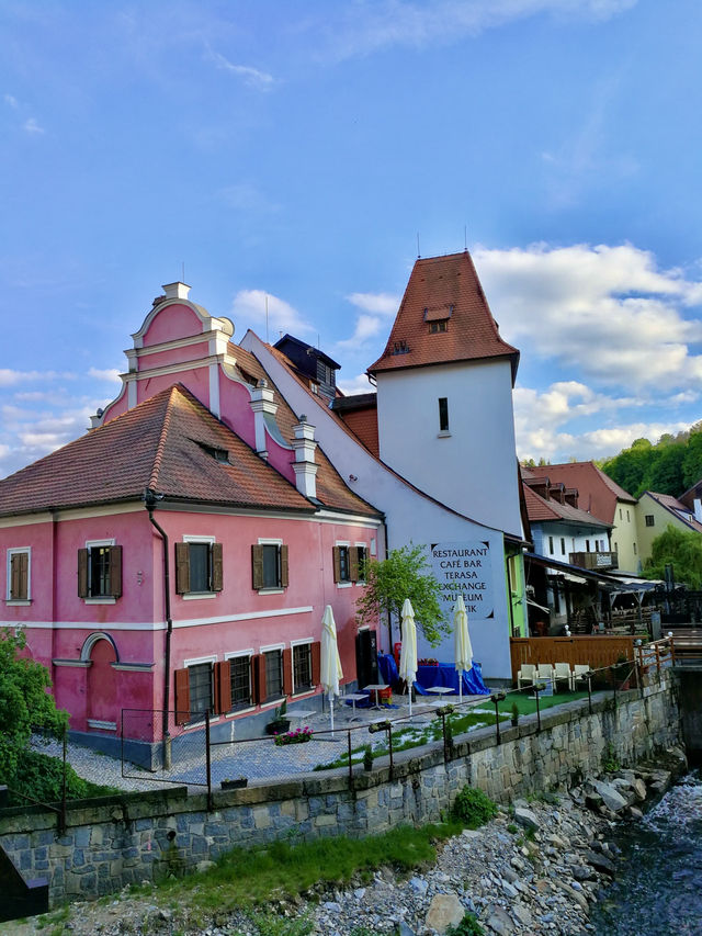Sunny City Vibes☀️ 🍽️ A Taste of Český Krumlov – From Rustic Flavors to Riverside Charm