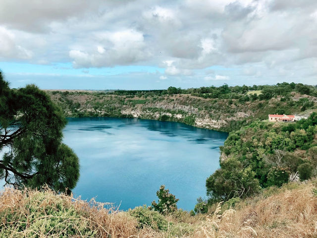 靛藍之心：南澳甘比爾山的藍湖奇蹟